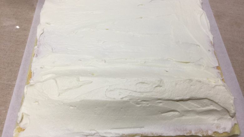 豹纹蛋糕卷，猎到你了吗？,将奶油抹在蛋糕片上，起始端要多留一些，堆成小山状