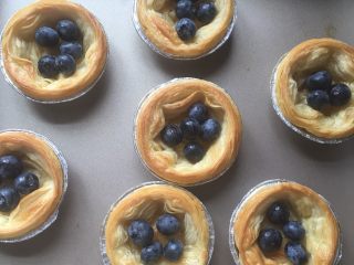 蓝莓挞,蛋挞皮底层先放一层蓝莓