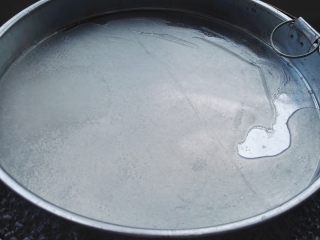 自做快手彩色凉皮,锅中水烧开，把盘子放开水锅中，盖盖隔水蒸两三分钟（此时可以把另外一个罗罗也舀入面浆，待第一个取出，就可直接放入，两个罗罗轮流做省时间)。一透