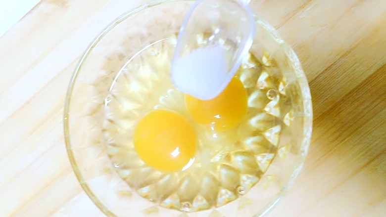 崔氏油泼面,步骤二：对准备好的食材进行处理，鸡蛋加¼小勺盐