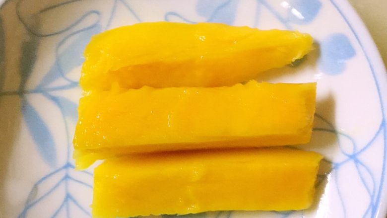 夏日冰爽黄瓜芒果卷,取当中长条状的芒果备用