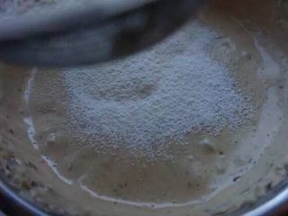 红糖枣糕,分两次加入玉米油，每加一次用打蛋器低速打匀。分次筛入低筋面粉。用翻拌的手法将蛋糕糊拌匀以免消泡。