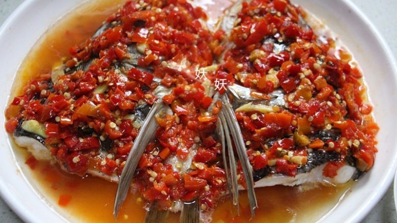 剁椒鱼头,取出，烧一大勺干净的热油，把热油浇在鱼头上。