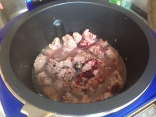 杨梅酱排骨,加入适量的热水，盖上锅盖