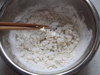 红糖烫面千层饼,用筷子搅拌成絮状。