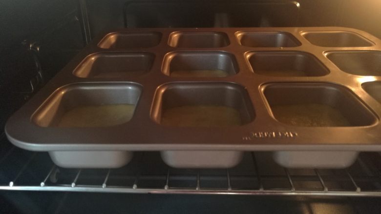手工自制凤梨酥,烤箱中层160度28分钟（温度和时间请根据自己烤箱实际调整），烤到表面稍稍变黄即可