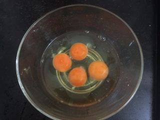 鲜虾蒸水蛋,1. 备好所有的材料，我用的是4个鸡蛋的量
4颗蛋的量是183克