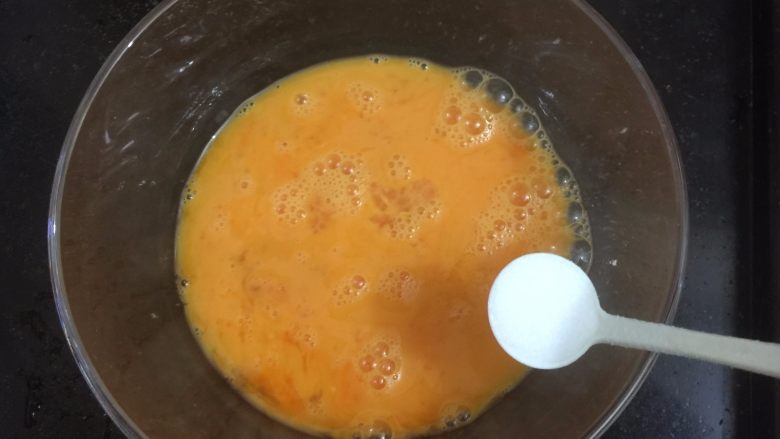 鲜虾蒸水蛋,2. 把鸡蛋打散，加一小勺的盐，稍稍打发