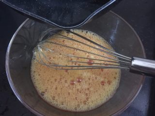 鲜虾蒸水蛋,4. 记得是刚烧开的汤或水加进蛋液中一边加一边用手动打蛋器顺着同一个方向去搅拌（切记汤或者水一定要是，沸腾刚烧开的，沸腾刚烧开的的，沸腾刚烧