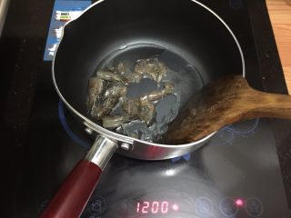 鲜虾蒸水蛋,9. 这时另起一锅，冷油把剥出来的虾壳和虾头一起煸香