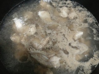 大骨头炖土豆,锅里飘上来的血沫撇干净