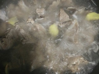 大骨头炖土豆,加入3片姜盖上锅烧开，继续撇沫