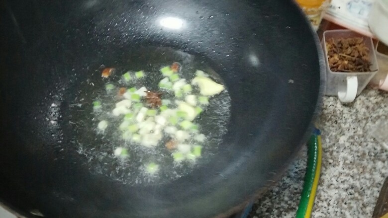 大骨头炖土豆,油开倒入葱，姜，蒜
