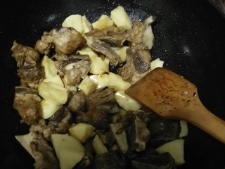 大骨头炖土豆,准备好的土豆倒入锅里继续翻炒