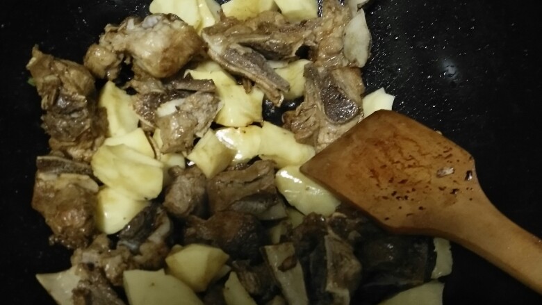 大骨头炖土豆,准备好的土豆倒入锅里继续翻炒
