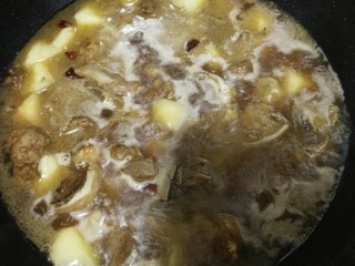 大骨头炖土豆,小火熬10分左右放入盐，鸡精，盖上锅，大火收汁