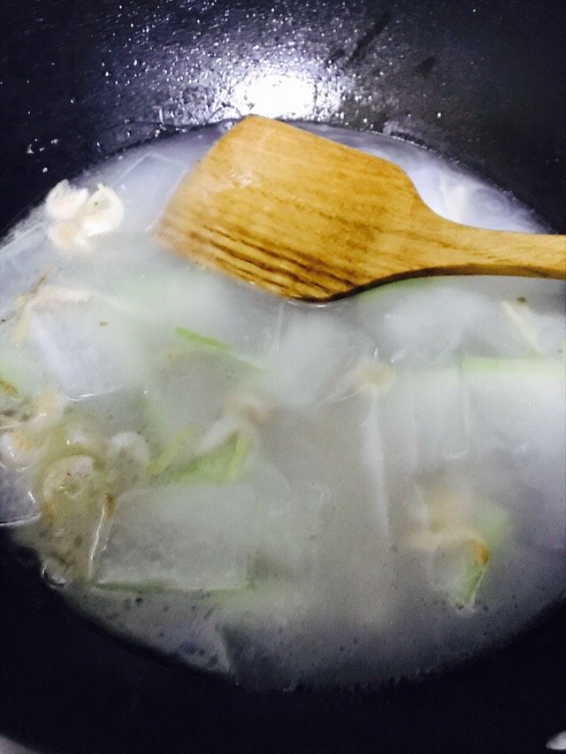 冬瓜虾米汤,等冬瓜煮变成透明色