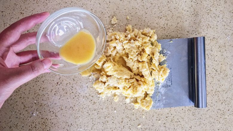 法式花生鸡肉咸塔,将C部分鸡蛋与水混合搅匀后分3次加入上一步骤