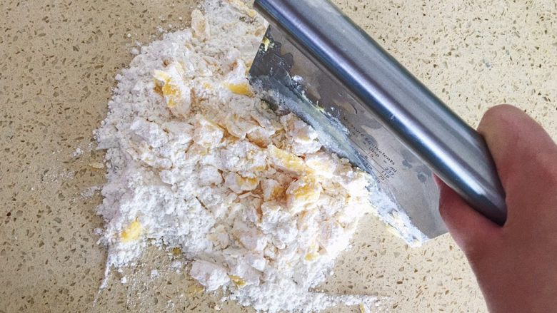 法式花生鸡肉咸塔,这里用的是粉油法，将A部分粉类过筛后加入盐、糖与酥油以切拌式的方法将其拌匀至无干粉状（不可用手揉搓，这个塔壳是不需要搓发的）