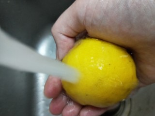 夏日缤纷果茶,桃子和柠檬用盐搓洗干净