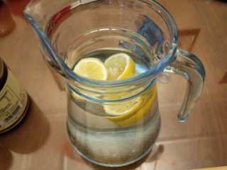 夏日缤纷果茶,切好的柠檬片去籽，稍微挤一下柠檬汁，加入