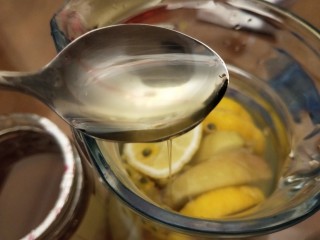 夏日缤纷果茶,依个人喜好加入适量的蜂蜜，喜甜的话也可以加入少量的糖