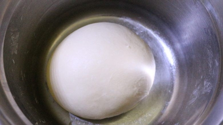 汤种紫薯花卷面包,和面好了之后放在盆时里进行基本发酵，发至2倍大，用手指沾面粉，戳个洞，不回缩即可