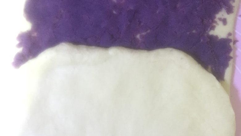 汤种紫薯花卷面包,将没抹上紫薯馅的部分向内折，