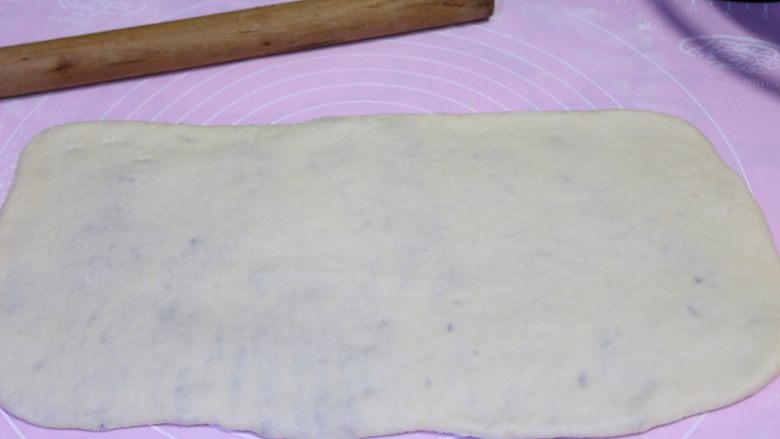 汤种紫薯花卷面包,冷冻好的面团，用擀面杆擀长点，再修去四周，