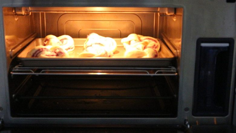 汤种紫薯花卷面包,箱提前先预热好上下火180度10分钟，然后把面包放到烤箱中层，上下
火180度15分钟，面包如果烤上色后，要用锡纸盖上，免得表面颜色过黑
