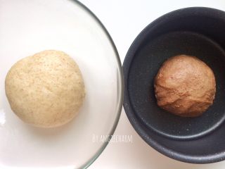 波兰种可可全麦面包,两个面团分别揉圆，光滑面朝上放在两个大碗中，盖保鲜膜冷藏发酵10～17小时，或者时间充裕可以在室温环境发酵。