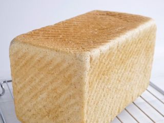 波兰种可可全麦面包,倒出面包在晾架上。