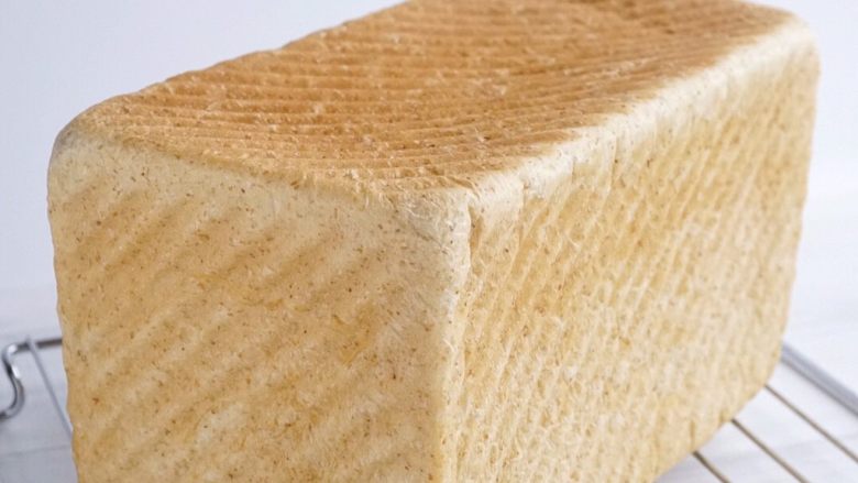 波兰种可可全麦面包,倒出面包在晾架上。