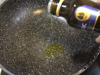 虾仁滑炒,锅中倒入适量橄榄油