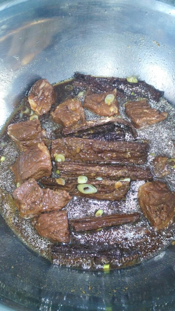 #黑豆腐竹烧牛肉#(创建于15/~2017),再倒入油炸泡发的黑豆腐竹，继续烧制15分钟。