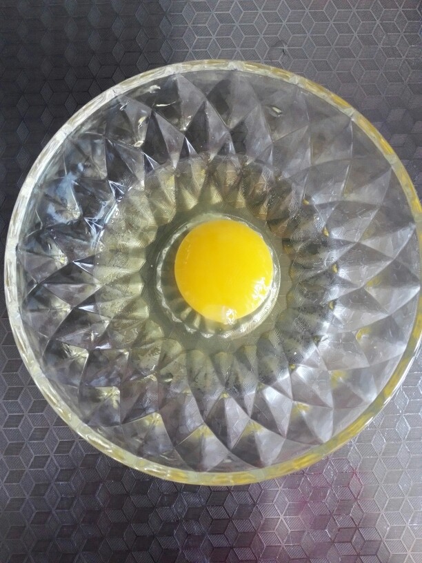 开花虾仁,5.另取一个碗，将鸡蛋打入碗中；