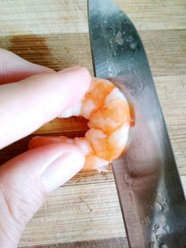 开花虾仁,3.解冻好的虾仁用刀在虾背划1刀，形成1刀2瓣的花型；