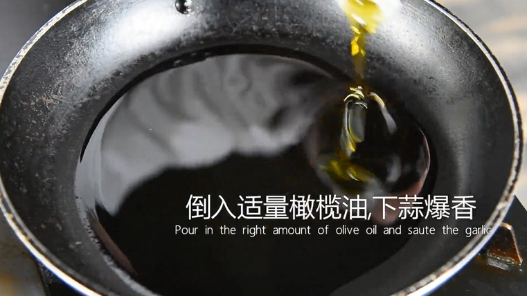 西班牙华裔手把手教你做——西班牙蒜蓉大虾,倒入适量橄榄油