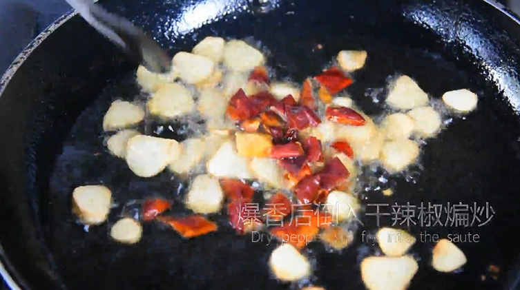 西班牙华裔手把手教你做——西班牙蒜蓉大虾,蒜片微微变黄后，加入干辣椒煸炒