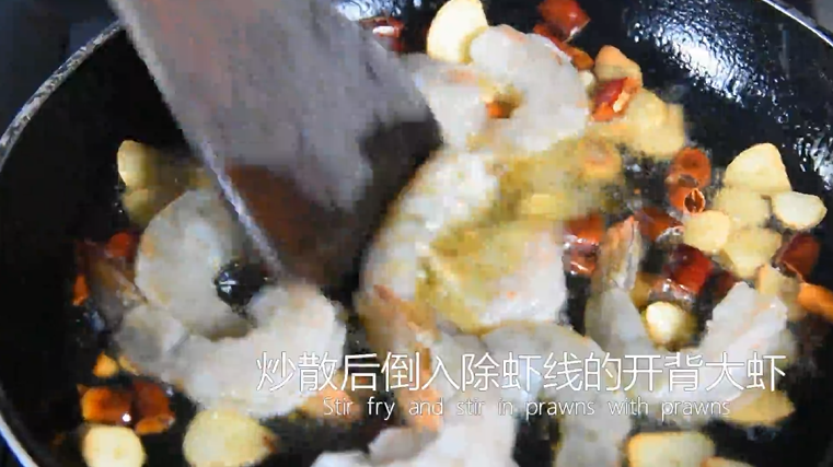 西班牙华裔手把手教你做——西班牙蒜蓉大虾,炒匀后倒入处理好的开背大虾