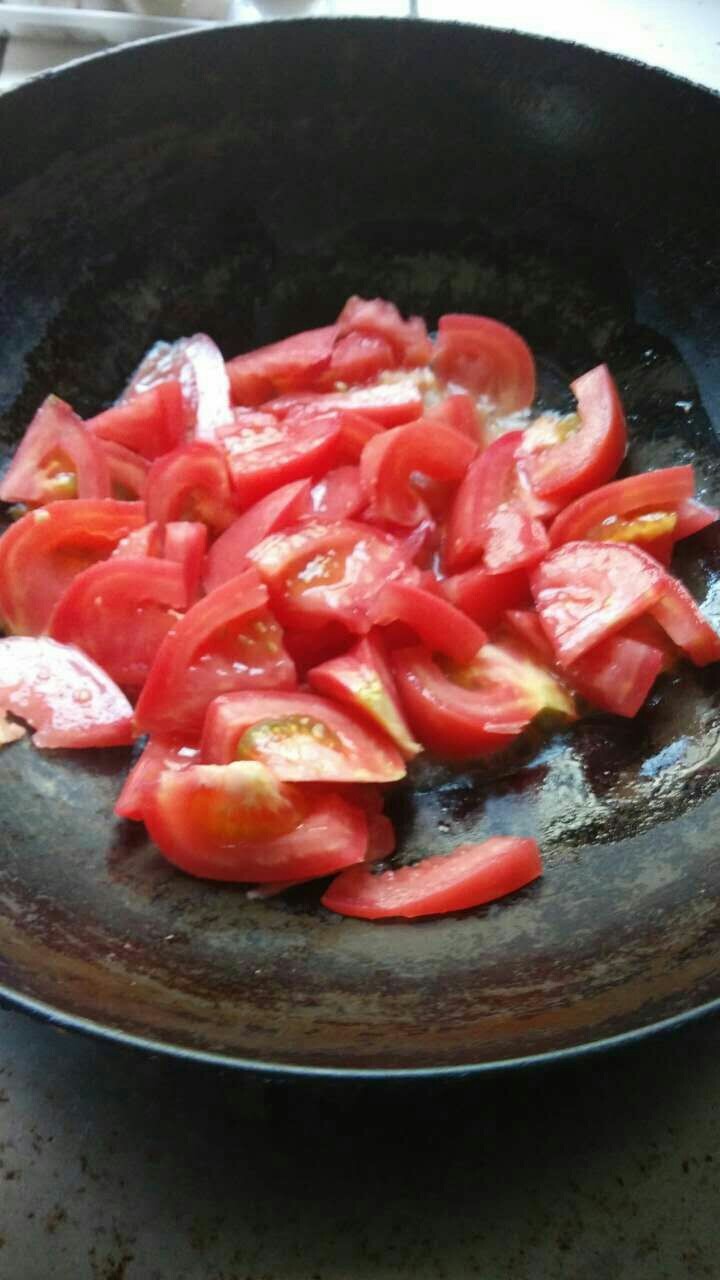 西红柿炒蛋,再用干净的锅，开始炒西红柿