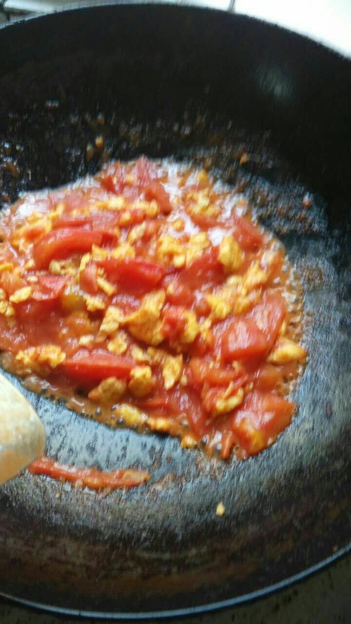 西红柿炒蛋,西红柿炒到八成熟，加入鸡蛋，一起炒，此时可以放盐了