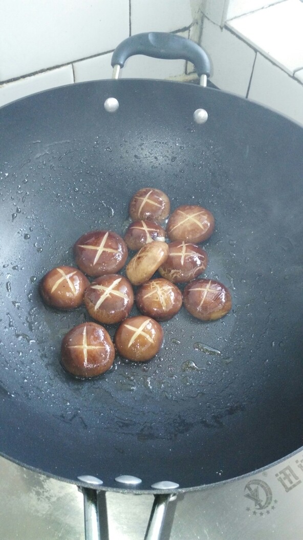 #荷包豆腐#(创建于15/7~2017),香菇切成十字刀。起锅注油，煸炒香菇，煸出水份和香气。