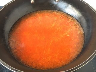 番茄金针菇肥牛,加入适量的水，大火煮开，加少许盐入底味。（这个汤是两人的量）
