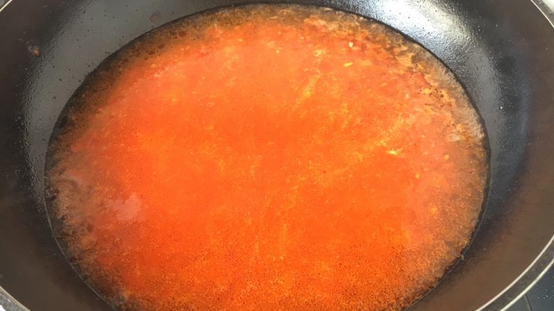番茄金针菇肥牛,加入适量的水，大火煮开，加少许盐入底味。（这个汤是两人的量）
