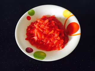 番茄金针菇肥牛,番茄去皮，切成番茄碎。
用量，一个半番茄。