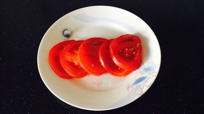 番茄金针菇肥牛,番茄切片
用量，半个番茄。
