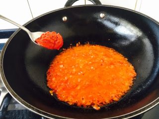 番茄金针菇肥牛,放入1勺番茄酱，翻炒均匀。