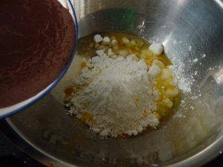 巧克力云石麻糬包,巧克力奶液凉后加入麻糬粉125克，糖25克，茶油35克，蛋液25克