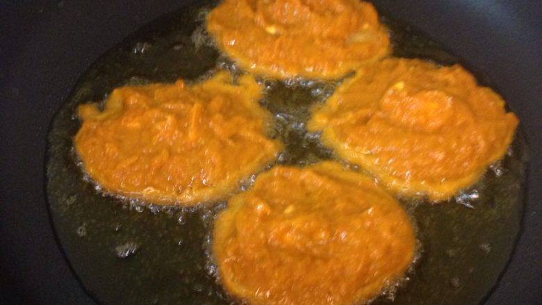 南瓜煎餅,熱油鍋後（我使用橄欖油）用湯匙挖麵糊順便整成圓形，感覺周圍金黃焦脆樣就能翻面了